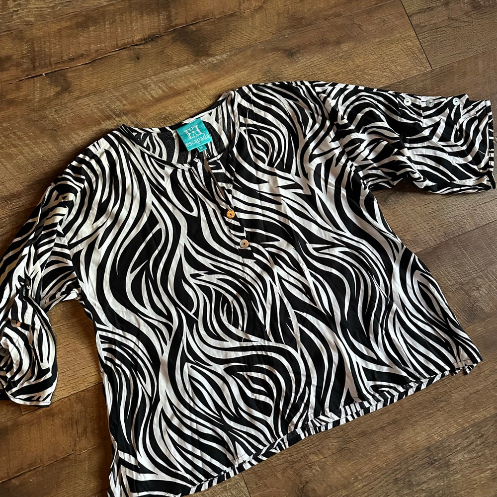 Women's Escapada Black White Zebra Print Tunic Top M